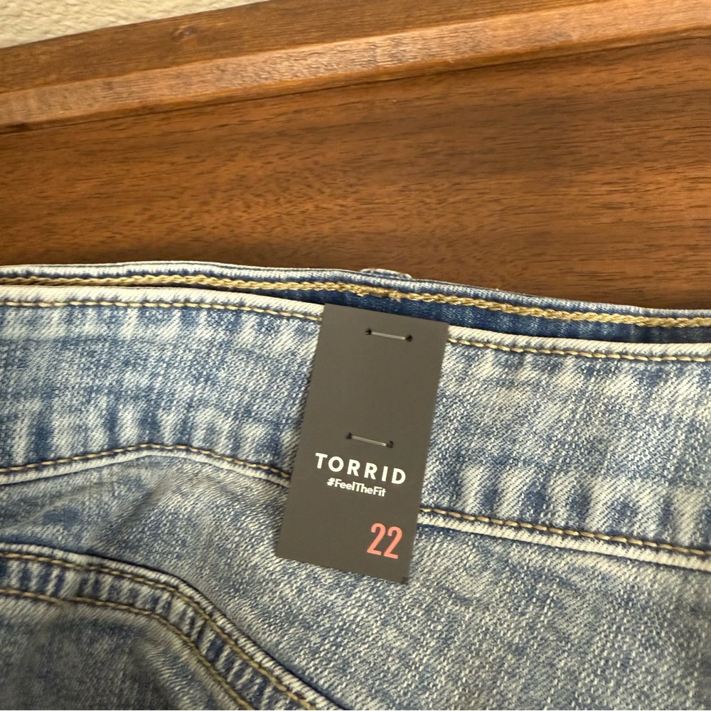 NWT Torrid Denim Shorts Women’s Plus Size | Light Wash Stretch Jean Shorts - Picture 3 of 7